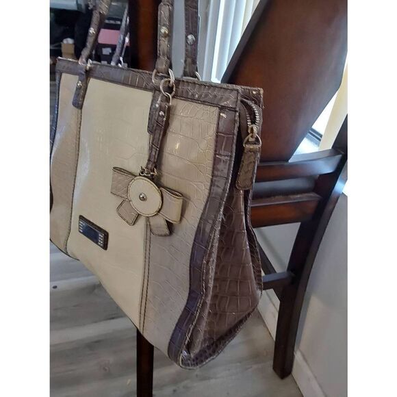 GUESS Faux Croc Print Two Tone Gray & Creme Large Tote Bag - Picture 3 of 6